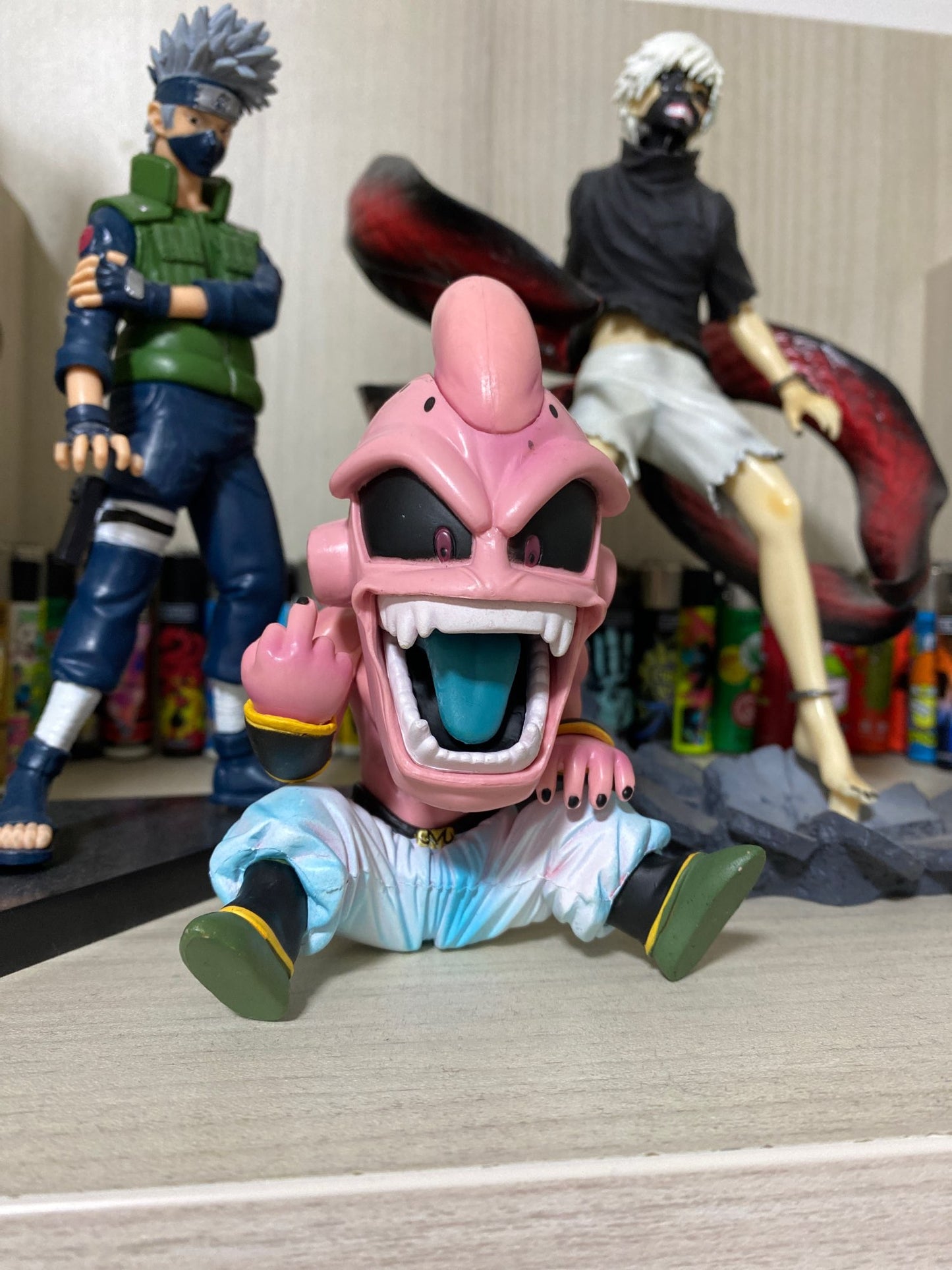 Figurine Dragon Ball Z doigt d'honneur  Majin Buu statuette  Collection manga Figurine